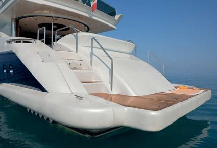 Azimut Grande 100 يخت ديناميكي يحضن المالك، ضيوفه والطاقم